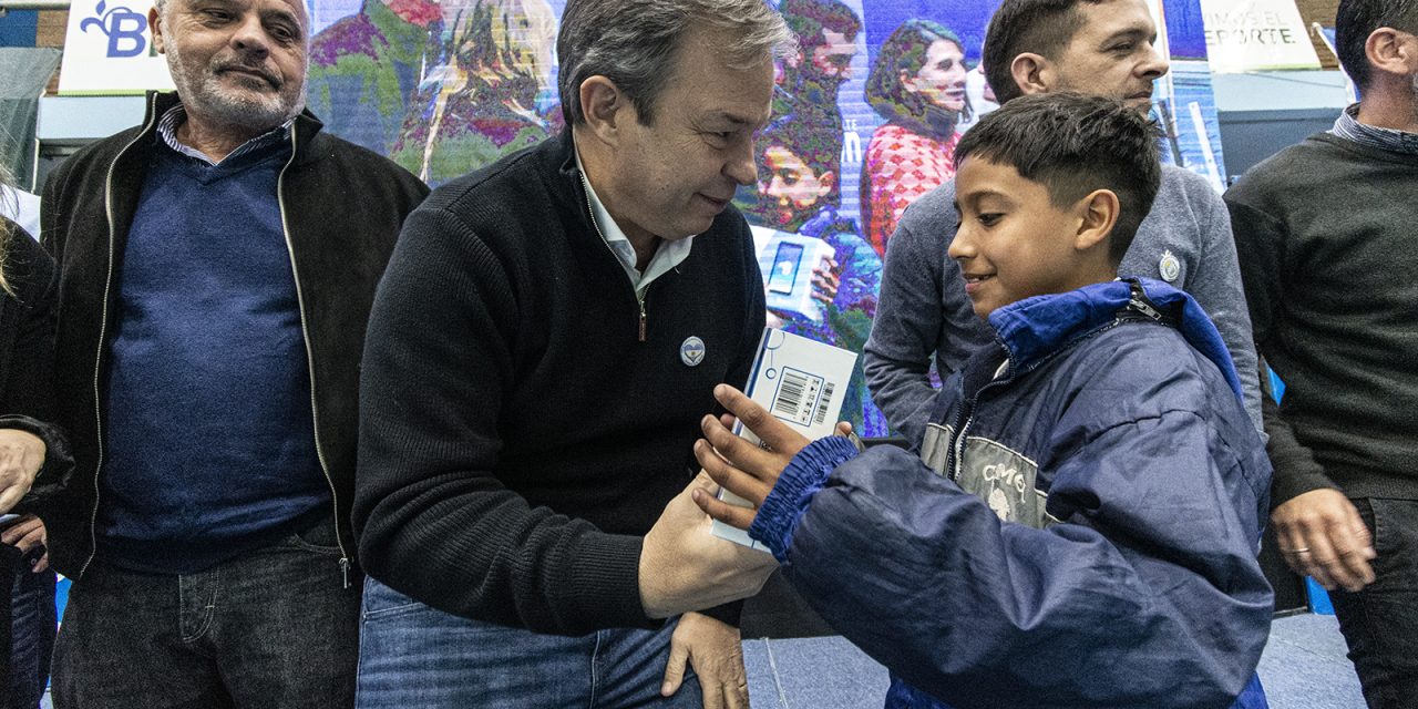 CASCALLARES Y FABIANI ENTREGARON MÁS DE 3.300 TABLETS A ALUMNOS DE 19 ESCUELAS PRIMARIAS