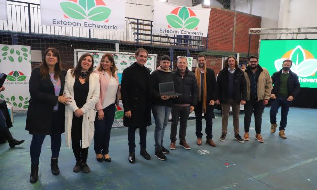 GRAY PARTICIPÓ DE LA ENTREGA  NETBOOKS DEL PROGRAMA CONECTAR IGUALDAD A ESTUDIANTES