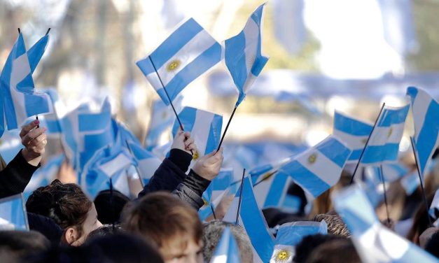 ALMIRANTE BROWN CONMEMORA EL 214° ANIVERSARIO DE LA REVOLUCIÓN DE MAYO