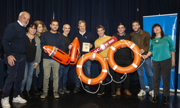 EGRESÓ LA PRIMERA PROMOCIÓN DE GUARDAVIDAS FORMADOS EN ALMIRANTE BROWN   El intendente municipal, Mariano Cascallares, encabezó el acto de entr