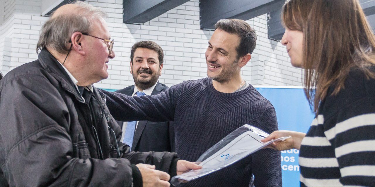 JULIAN ALVAREZ E NTREGO ESCRITURAS SOCIALES A VECINOS DE LANUS