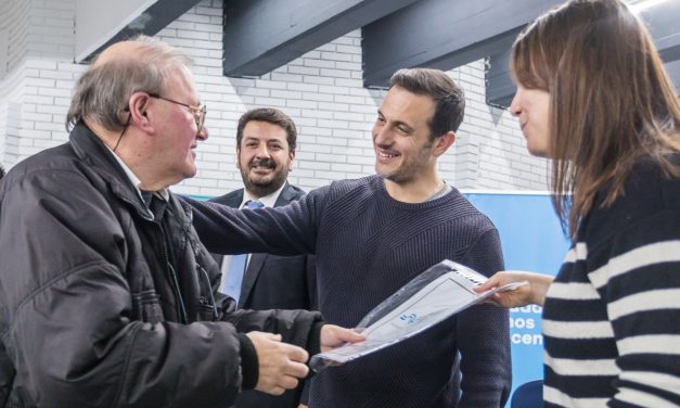 JULIAN ALVAREZ E NTREGO ESCRITURAS SOCIALES A VECINOS DE LANUS