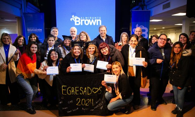 CASCALLARES ENTREGÓ DIPLOMAS Y MEDALLAS A 365 EGRESADOS DEL PLAN FINES