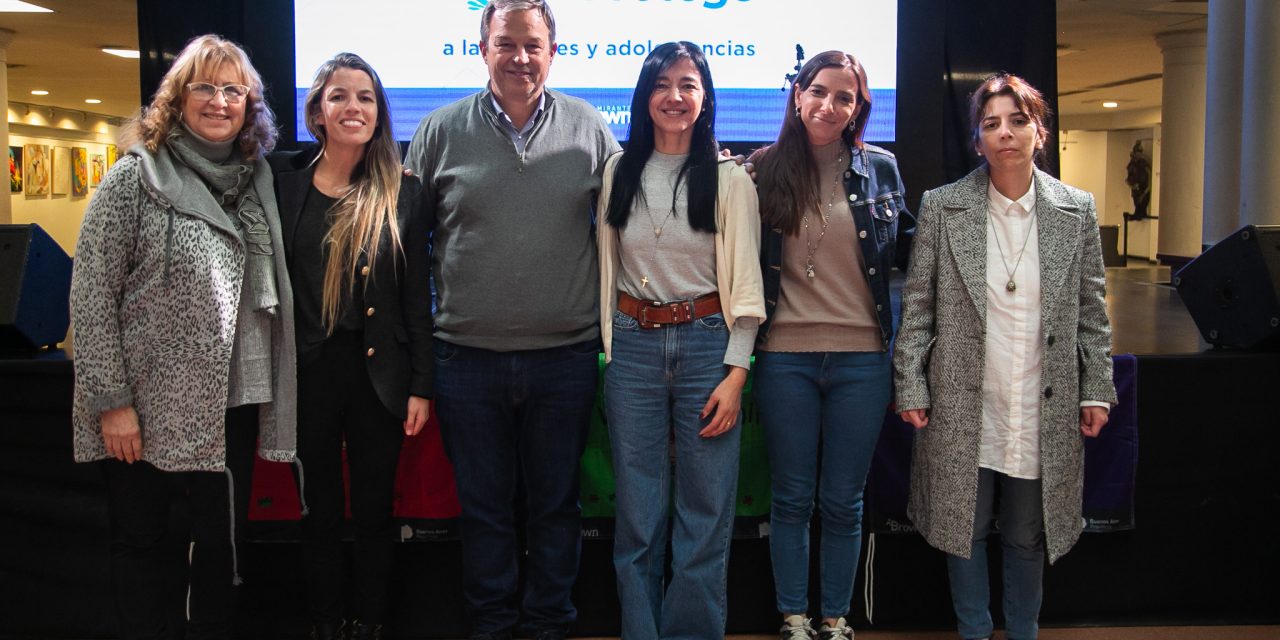 CASCALLARES PRESENTÓ “BROWN PROTEGE” A SUS NIÑECES Y ADOLESCENCIAS