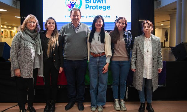 CASCALLARES PRESENTÓ “BROWN PROTEGE” A SUS NIÑECES Y ADOLESCENCIAS