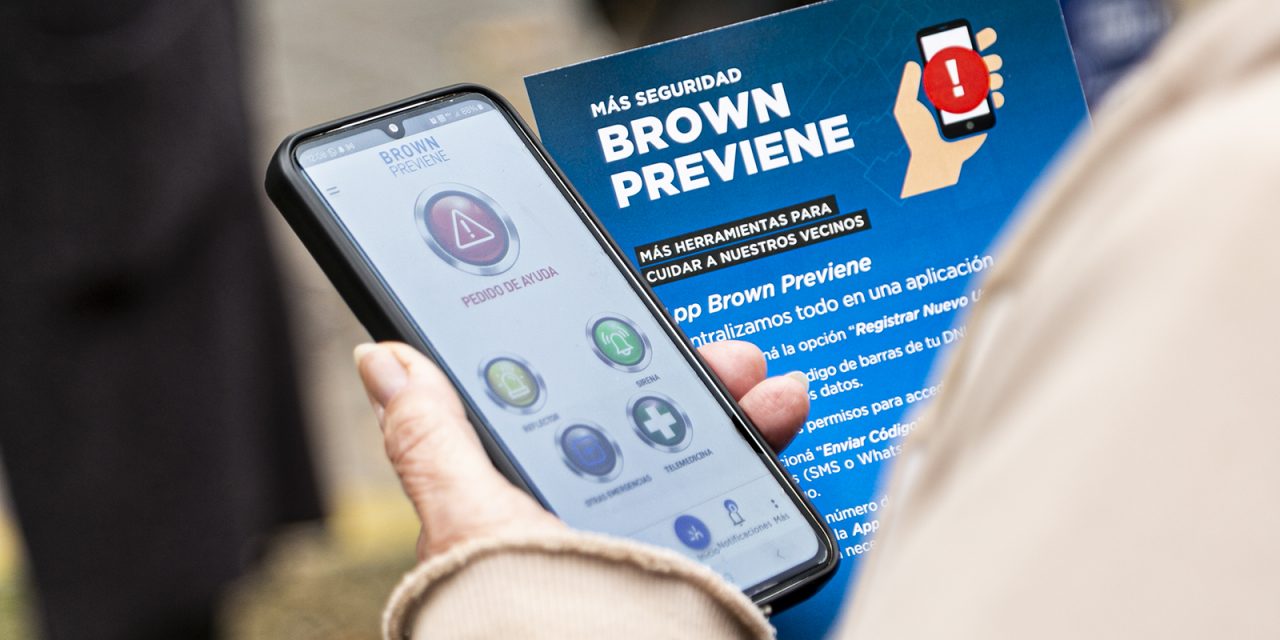 «BROWN PREVIENE» 37 VECINOS YA UTILIZAN LA APP CON BOTON ANTIPANICO
