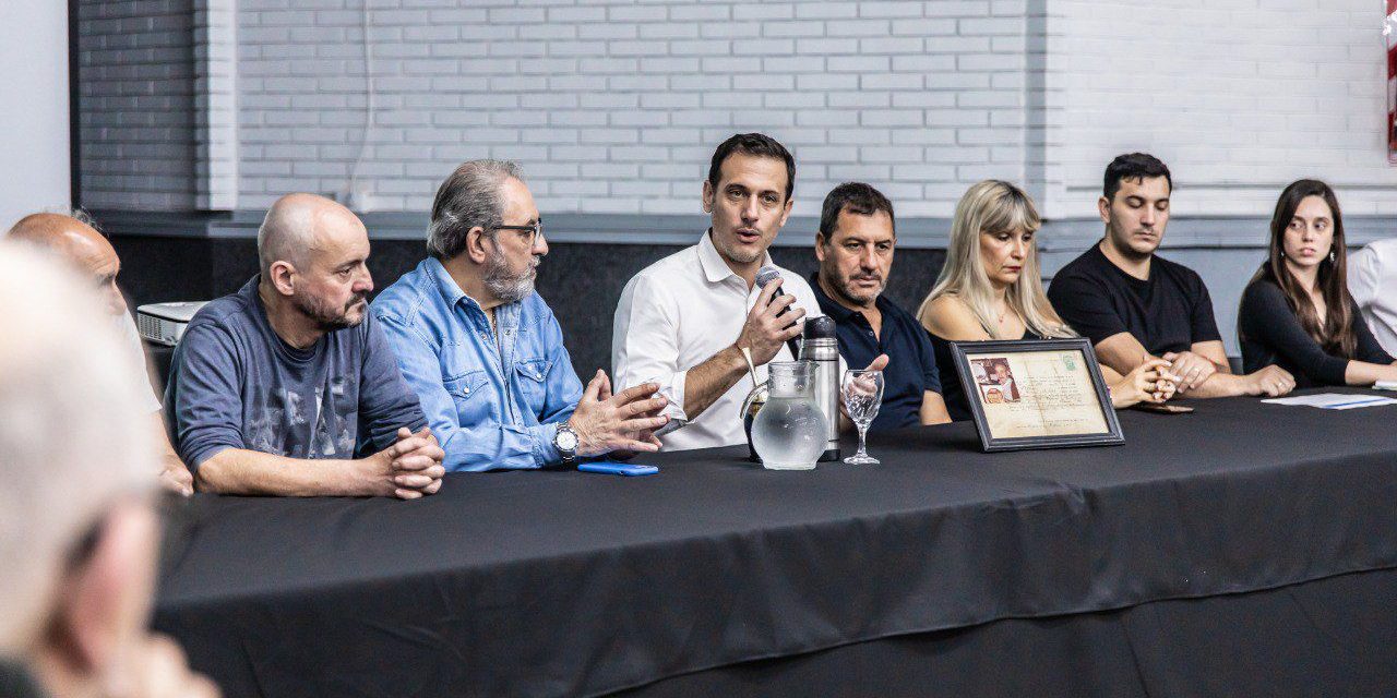 JULIAN ALVAREZ RECIBIO A MAS DE 80 ALMACENEROS DEL DISTRITO