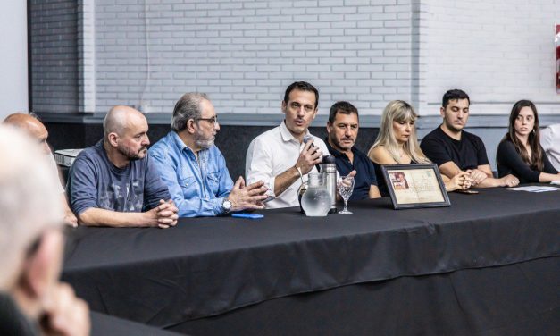 JULIAN ALVAREZ RECIBIO A MAS DE 80 ALMACENEROS DEL DISTRITO