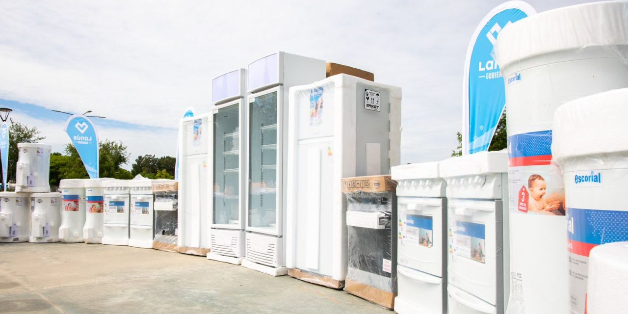 EL MUNICIPIO DE LANUS ENTREGO EQUIPAMIENTO A ESCUELA DEL DISTRITO