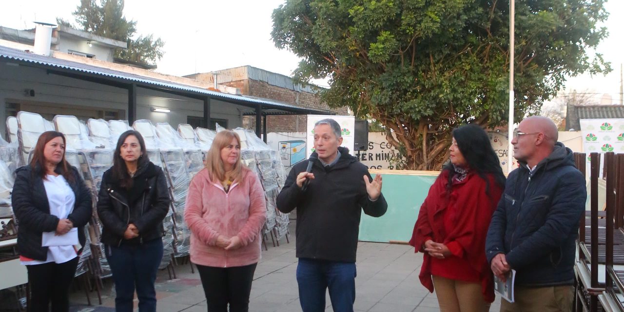 GRAY ENTREGO EQUIPAMIENTO A LA SECUNDARIA 35