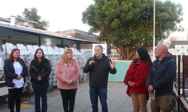 GRAY ENTREGO EQUIPAMIENTO A LA SECUNDARIA 35