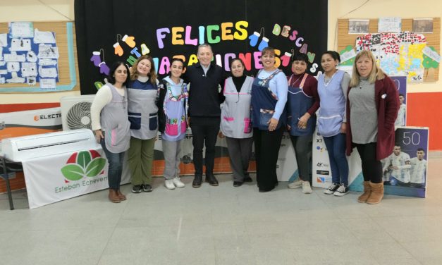 GRAY ENTREGO EQUIPAMIENTO AL JARDIN 934