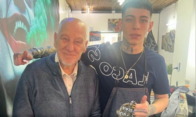 EN UNA BARBERIA DE LOMAS LOS JUBILADOS SE CORTAN GRATIS