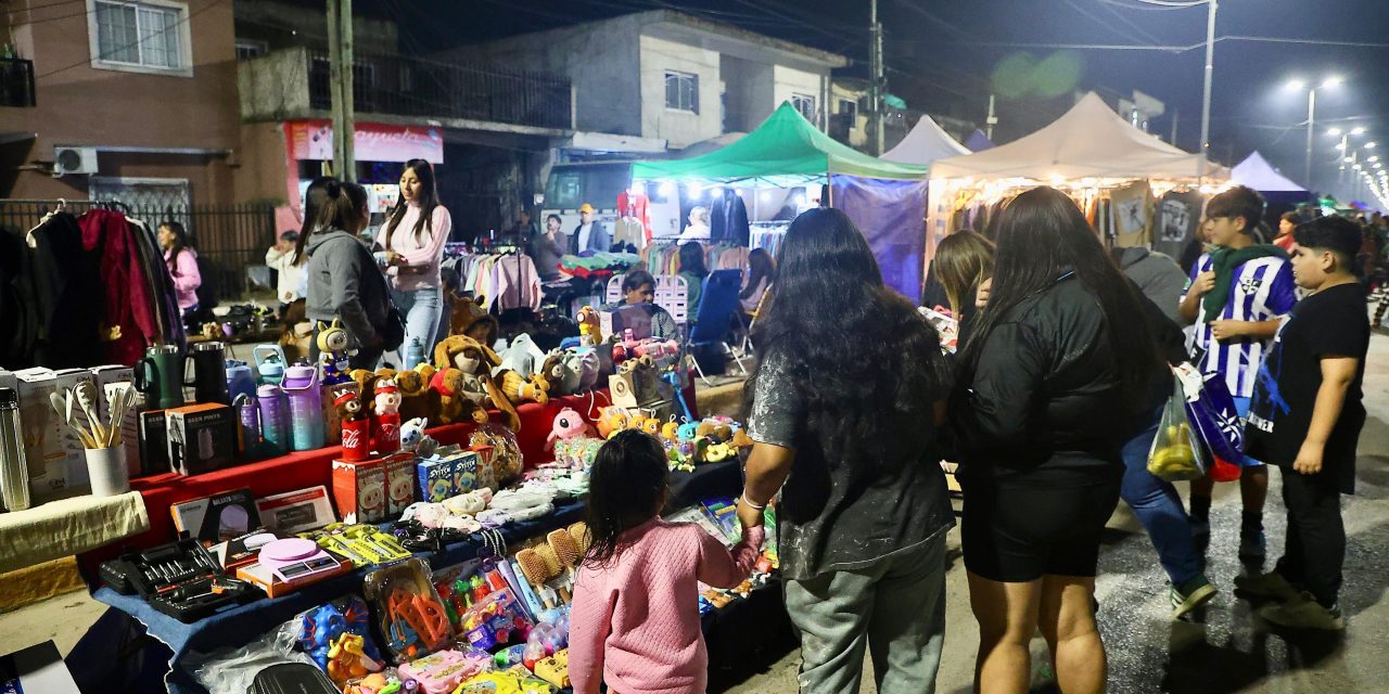 9 DE ABRIL: VECINAS Y VECINOS RECORRIERON EL PASEO DE COMPRAS PEATONAL DE LA AVENIDA OLIVER
