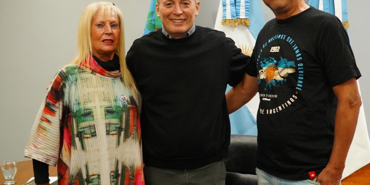 FERNANDO GRAY SE REUNIO CON LA SOCIEDAD DE ESCRITORES