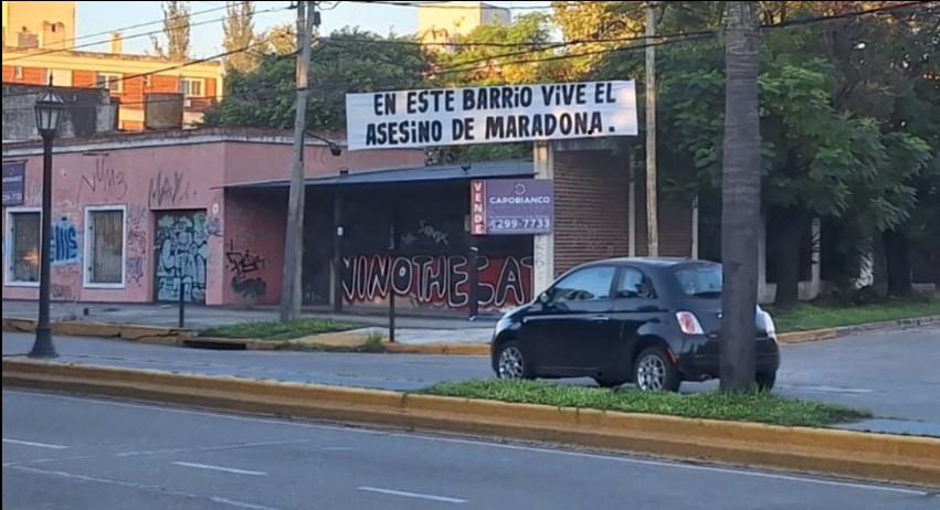 «EN ESTE BARRIO VIVE EL ASESINO DE MARADONA» COLOCARON UN PASACALLE EN  EL BARRIO DE LUQUE EN ADROGUE