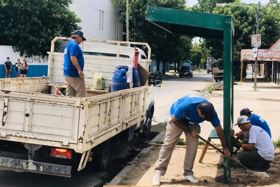 EL MUNICIPIO FABRICA E INSTALA NUEVOS REFUGIOS PARA LAS PARADAS DE COLECTIVOS