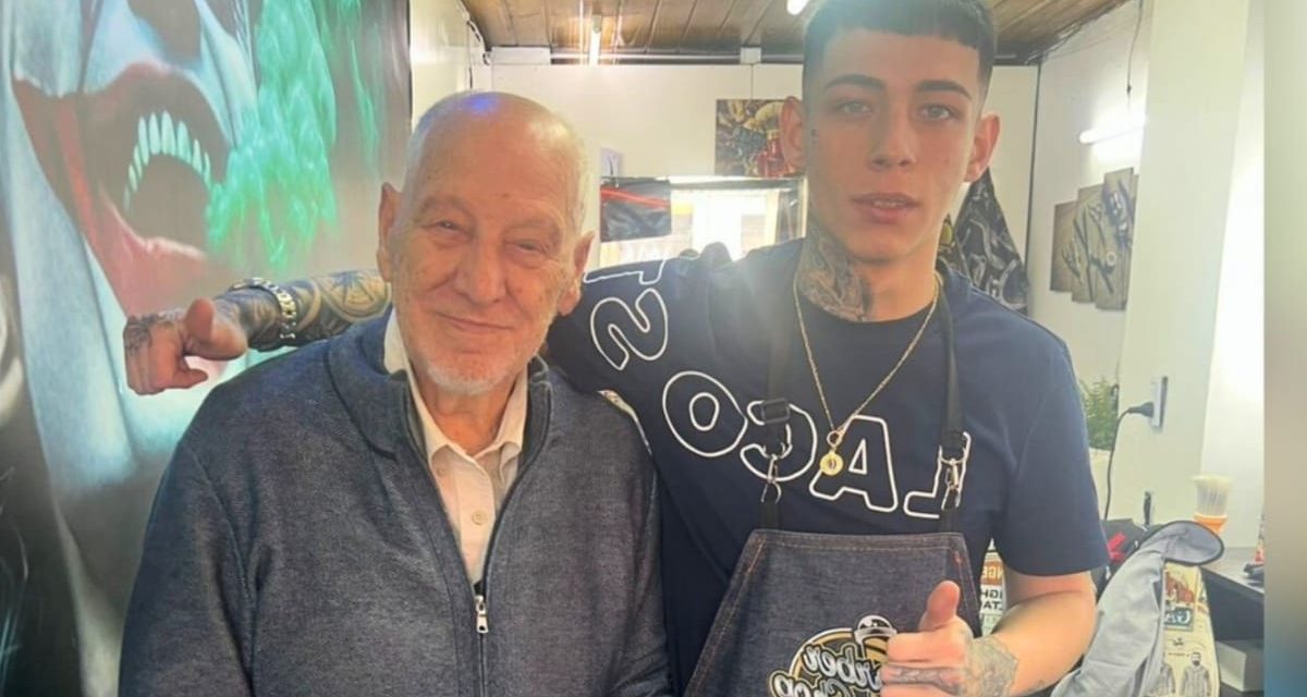 EN UNA BARBERIA DE LOMAS LOS JUBILADOS SE CORTAN GRATIS