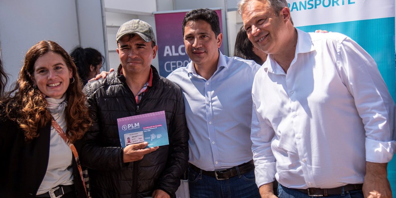 CASCALLARES Y MARINUCCI ENTREGARON PASES MULTIMODALES DE TRANSPORTE A VECINOS