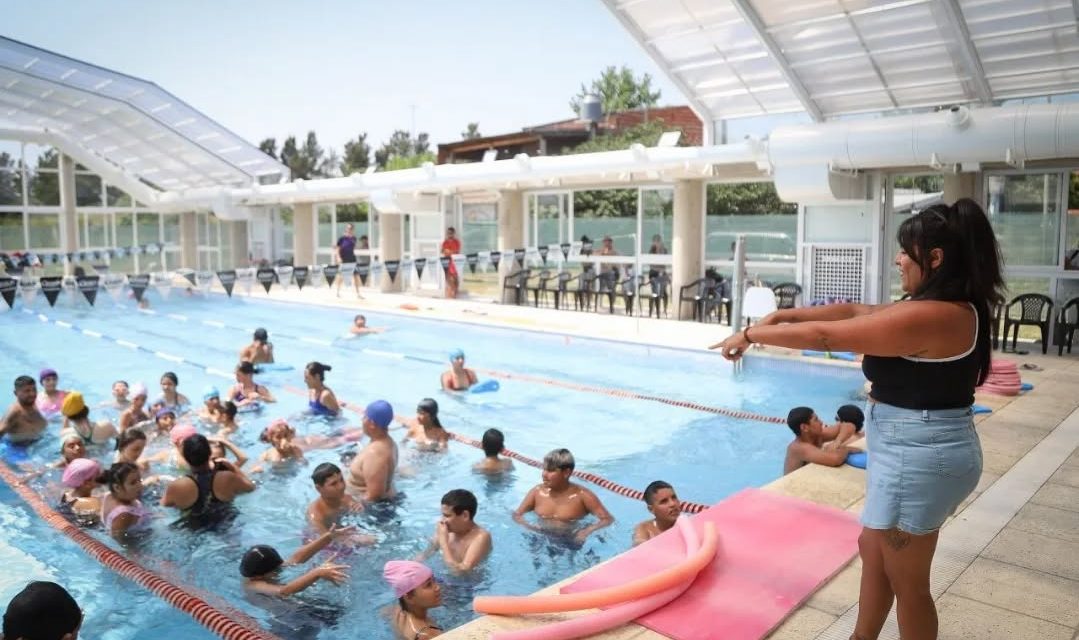 NUEVA JORNADA DEL PROGRAMA “ESCUELAS ABIERTAS EN VERANO 2026” EN EL NATATORIO MUNICIPAL DE SOLANO