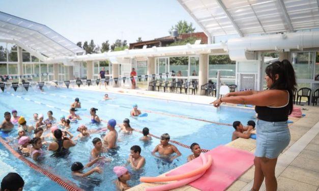 NUEVA JORNADA DEL PROGRAMA “ESCUELAS ABIERTAS EN VERANO 2026” EN EL NATATORIO MUNICIPAL DE SOLANO