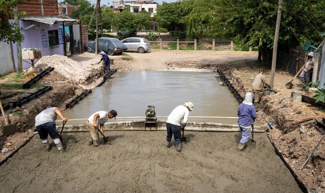 AVANZAN LAS OBRAS DE PAVIMENTO EN EL BARRIO LA PRIMAVERA Y KOLYNOS DE QUILMES OESTE