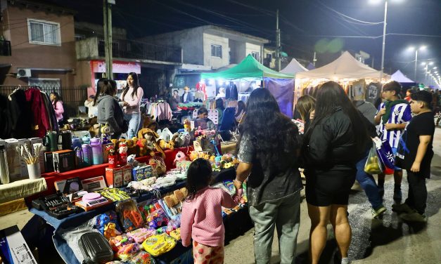9 DE ABRIL: VECINAS Y VECINOS RECORRIERON EL PASEO DE COMPRAS PEATONAL DE LA AVENIDA OLIVER