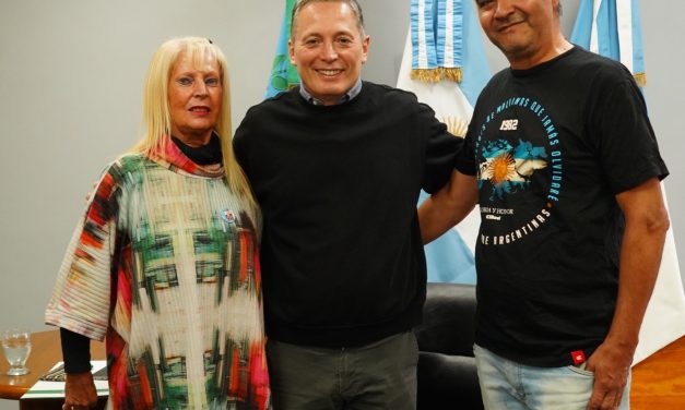 FERNANDO GRAY SE REUNIO CON LA SOCIEDAD DE ESCRITORES
