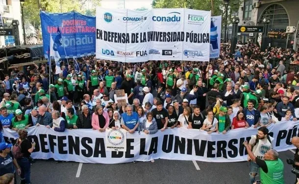 MULTITUDINARIA PRESENCIA DEL CONURBANO SUR EN LA MARCHA FEDERAL UNIVERSITARIA EN DEFENSA DE LA EDUCACIÓN PÚBLICA