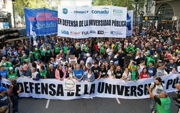 MULTITUDINARIA PRESENCIA DEL CONURBANO SUR EN LA MARCHA FEDERAL UNIVERSITARIA EN DEFENSA DE LA EDUCACIÓN PÚBLICA