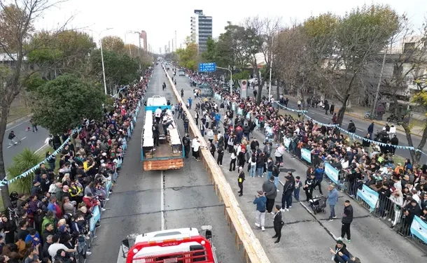 AVELLANEDA: EL SÁNGUCHE DE MATAMBRE MÁS LARGO DEL MUNDO TERMINÓ EN CAOS, CORRIDAS Y VALLAS DERRIBADAS