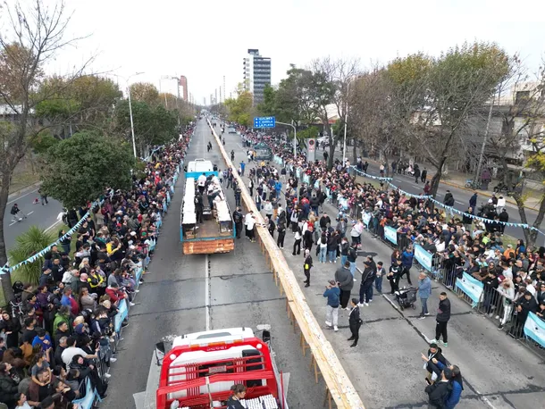 AVELLANEDA: EL SÁNGUCHE DE MATAMBRE MÁS LARGO DEL MUNDO TERMINÓ EN CAOS, CORRIDAS Y VALLAS DERRIBADAS