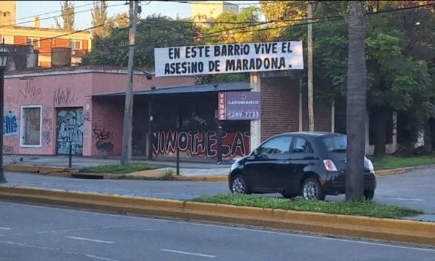 «EN ESTE BARRIO VIVE EL ASESINO DE MARADONA» COLOCARON UN PASACALLE EN  EL BARRIO DE LUQUE EN ADROGUE