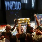 UNA MULTITUD DIO SU ULTIMO ADIOS AL INDIO
