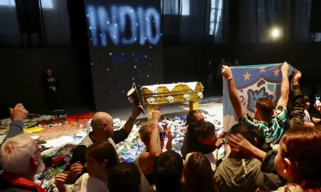 UNA MULTITUD DIO SU ULTIMO ADIOS AL INDIO